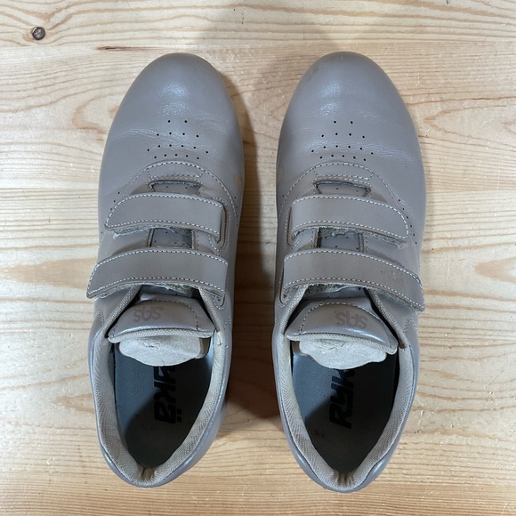 SAS Me Too Leather Walking Shoes
Double Strap Hook/Loop
Women’s 8 M Medium
Beige - Picture 3 of 9